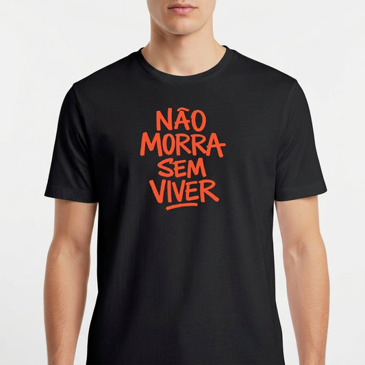 Camiseta com estampa frontal de texto em estilo grafite com as palavras "NÃO MORRA SEM VIVER" em destaque.