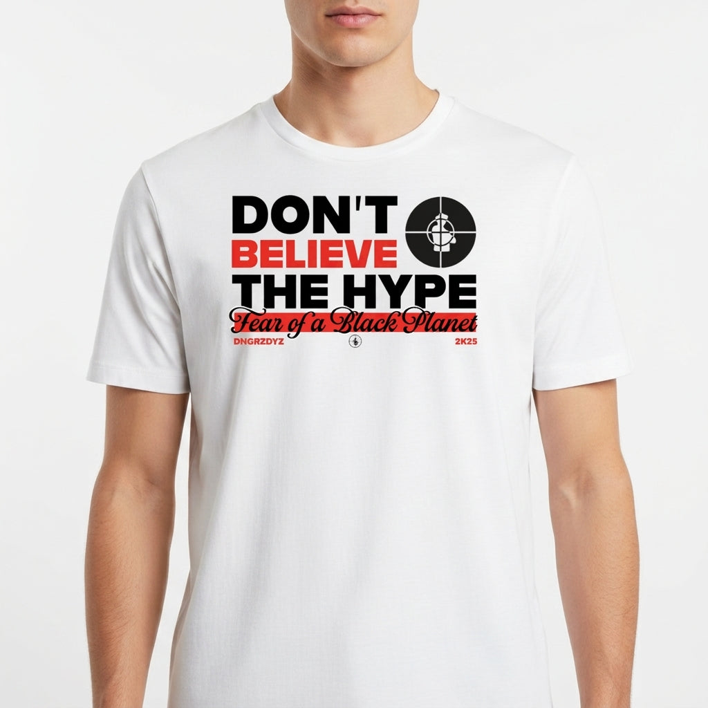 Camiseta com estampa frontal de texto "Don't Believe the Hype" em negrito, incluindo um alvo icônico e a frase decorativa "Fear of a Black Planet".