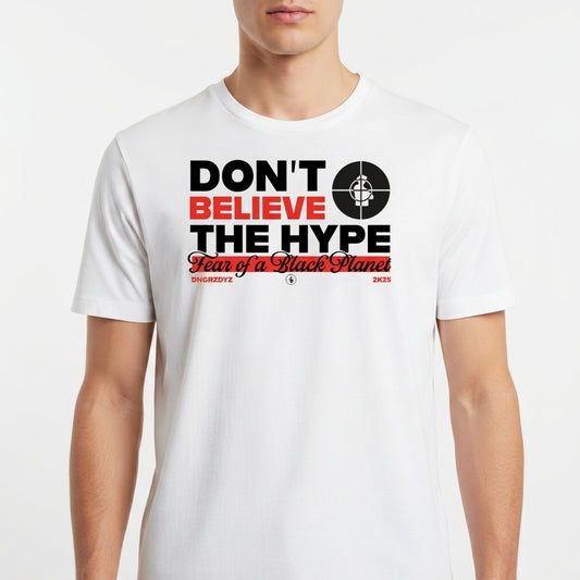 Camiseta com estampa frontal de texto "Don't Believe the Hype" em negrito, incluindo um alvo icônico e a frase decorativa "Fear of a Black Planet".