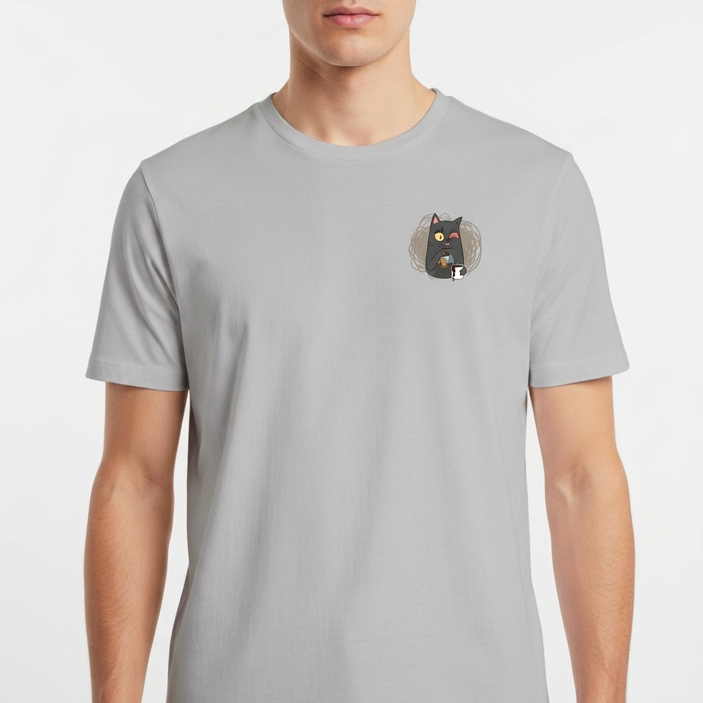 Camiseta com estampa frontal de gato preto segurando um copo, envolto em formas abstratas, e estampa traseira com texto em arco "TUDO SOB CONTROLE".