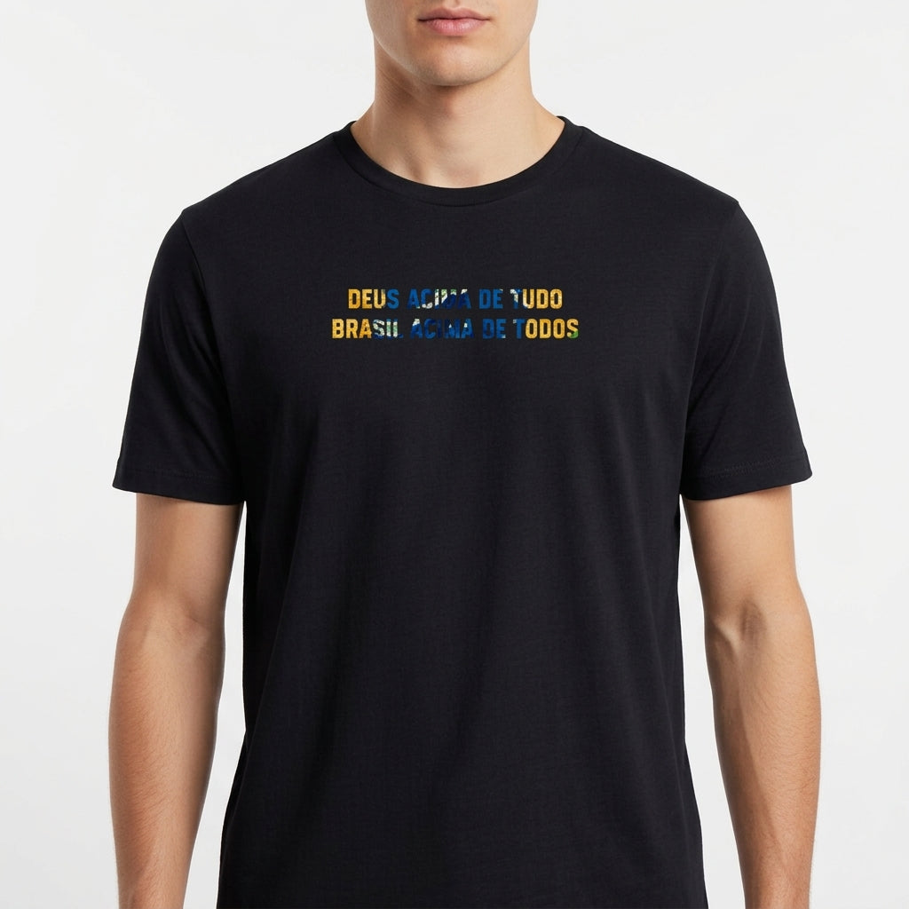 Camiseta com estampa frontal de mensagem em texto estilizado "DEUS ACIMA DE TUDO BRASIL ACIMA DE TODOS" e estampa traseira pequena com "ACIMA DE TUDO".