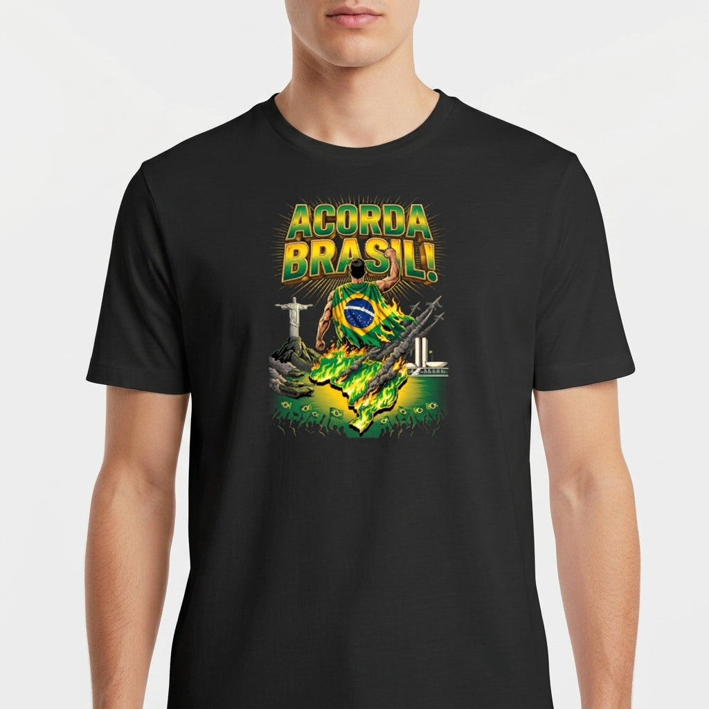 Camiseta com estampa frontal de mão erguendo o mapa do Brasil em chamas, bandeira, Cristo Redentor, Congresso Nacional e multidão abaixo.