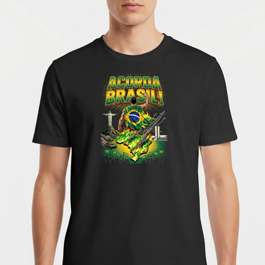 Camiseta com estampa frontal de mão erguendo o mapa do Brasil em chamas, bandeira, Cristo Redentor, Congresso Nacional e multidão abaixo.
