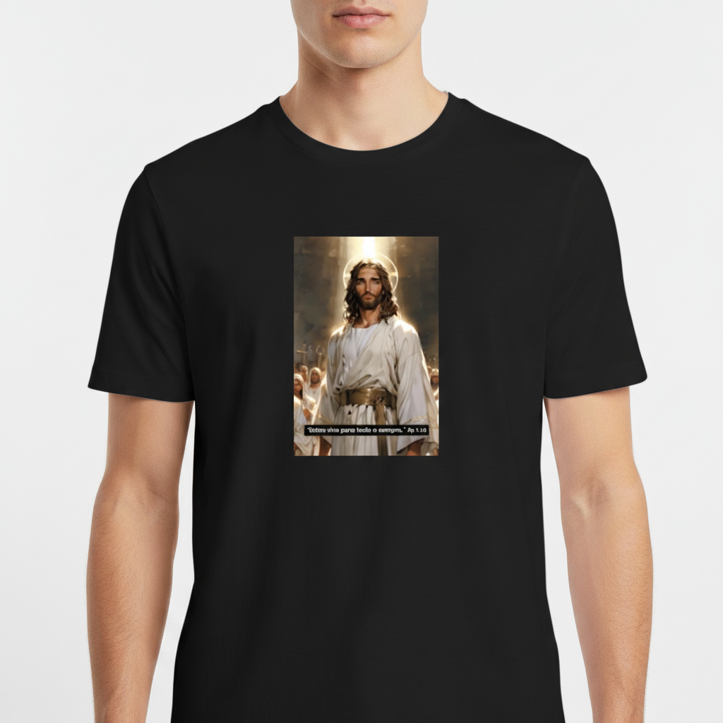 Camiseta com estampa frontal de figura central com cabelos longos e barba, cercada por pessoas em trajes claros, sobre fundo luminoso; texto pequeno na parte inferior.