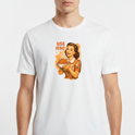 Camiseta com estampa frontal de ilustração retrô de mulher sorridente segurando uma espiral hipnótica, acompanhada da frase "USE ISSO".