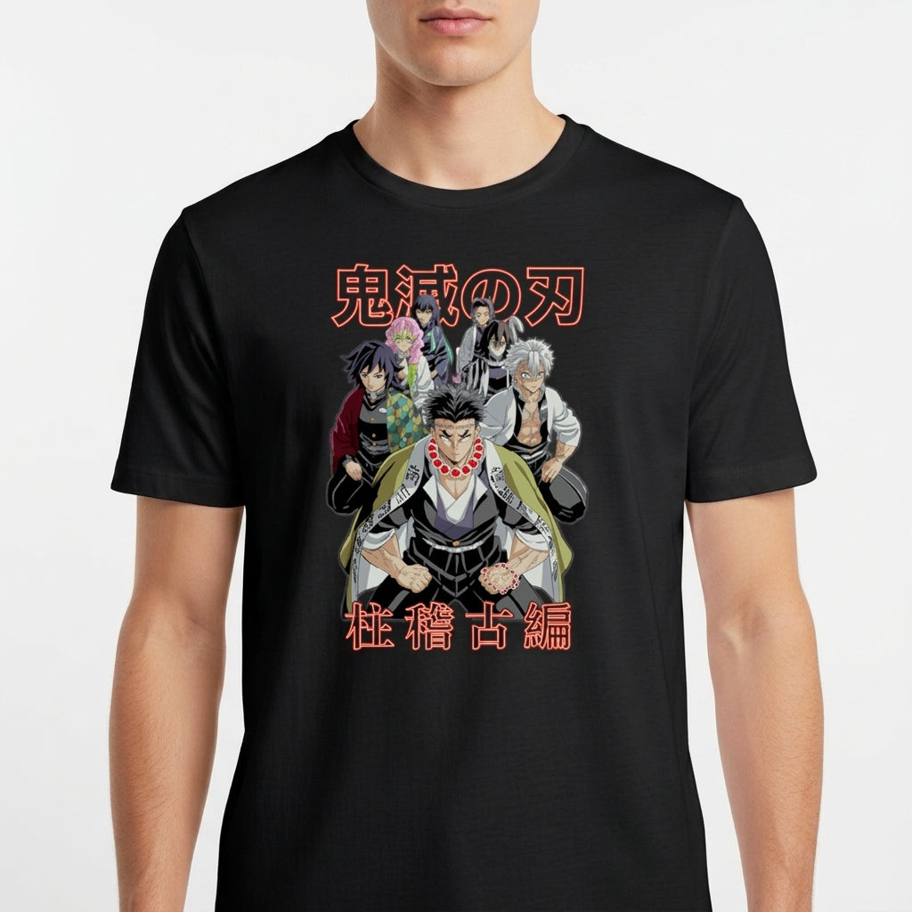 Camiseta com estampa frontal de cinco personagens de anime em pose determinada, com inscrição japonesa em destaque acima e abaixo das figuras.