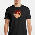 Camiseta com estampa frontal de guerreiro musculoso segurando uma arma sobre fundo circular e estampa traseira de personagem em pose poderosa com texto.