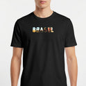Camiseta com estampa frontal da palavra "BRASIL" composta por imagens icônicas e detalhes diversos, e estampa traseira discreta em texto estilizado na parte superior.