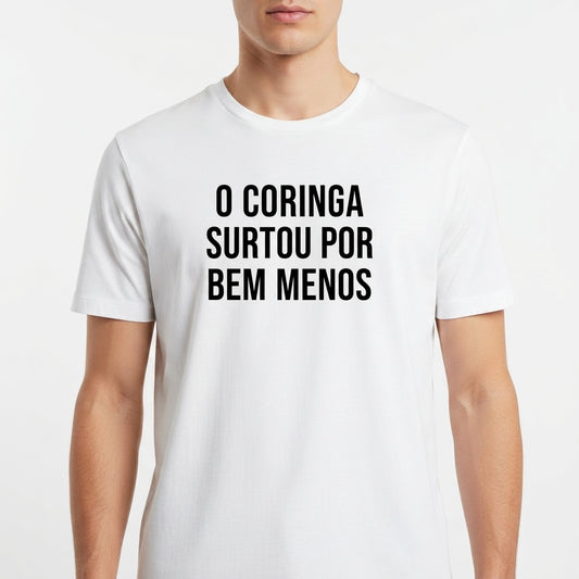 Camiseta com estampa frontal de texto: "O CORINGA SURTOU POR BEM MENOS", disposta em letras maiúsculas e de destaque central.
