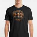 Camiseta com estampa frontal de três personagens estilizados em pose séria dentro de uma estrutura metálica envelhecida, com detalhes de ferrugem ao redor.