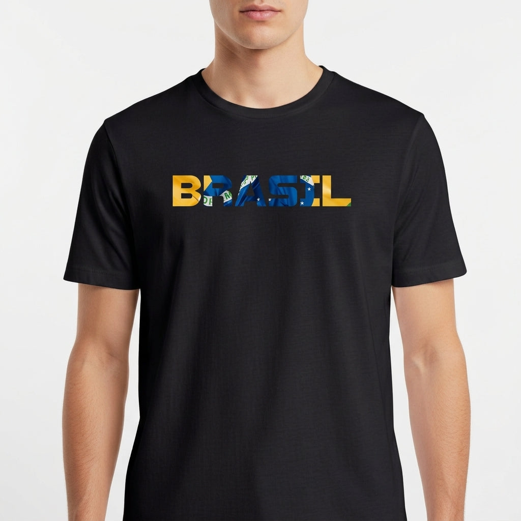 Camiseta com estampa frontal de "BRASIL" em letras preenchidas por elementos gráficos variados e estampa traseira discreta com a frase "AGTBB FBRKM 100".