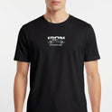 Camiseta com estampa frontal de "Iron Discipline" e design de montanhas, e estampa traseira de "CONSTÂNCIA Iron Discipline" em letras destacadas.