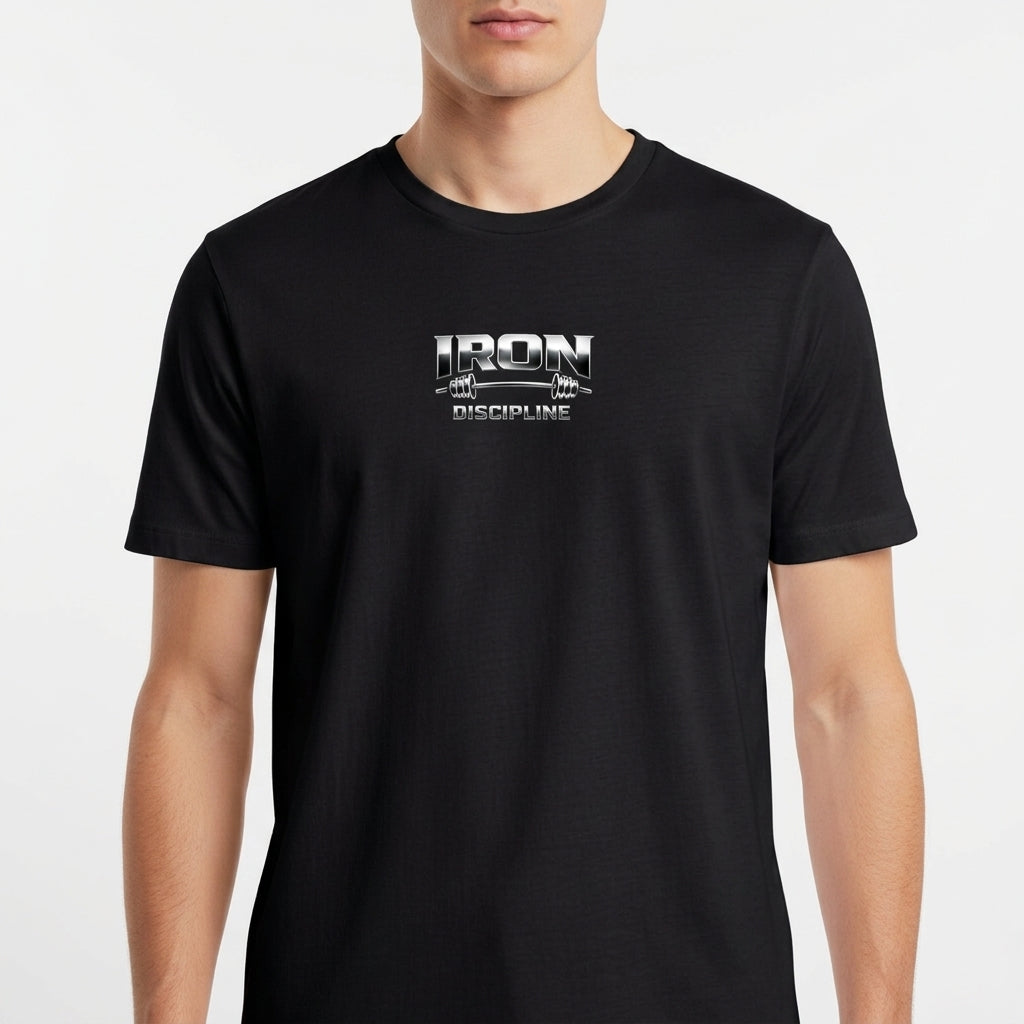 Camiseta com estampa frontal de "Iron Discipline" e design de montanhas, e estampa traseira de "CONSTÂNCIA Iron Discipline" em letras destacadas.
