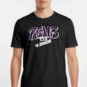 Camiseta com estampa frontal de letras estilizadas "Reals M.C. 4 Anos" em grafite e estampa traseira de um crânio segurando um cartão com símbolo.
