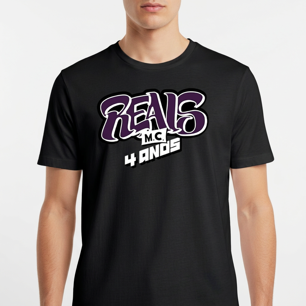 Camiseta com estampa frontal de letras estilizadas "Reals M.C. 4 Anos" em grafite e estampa traseira de um crânio segurando um cartão com símbolo.