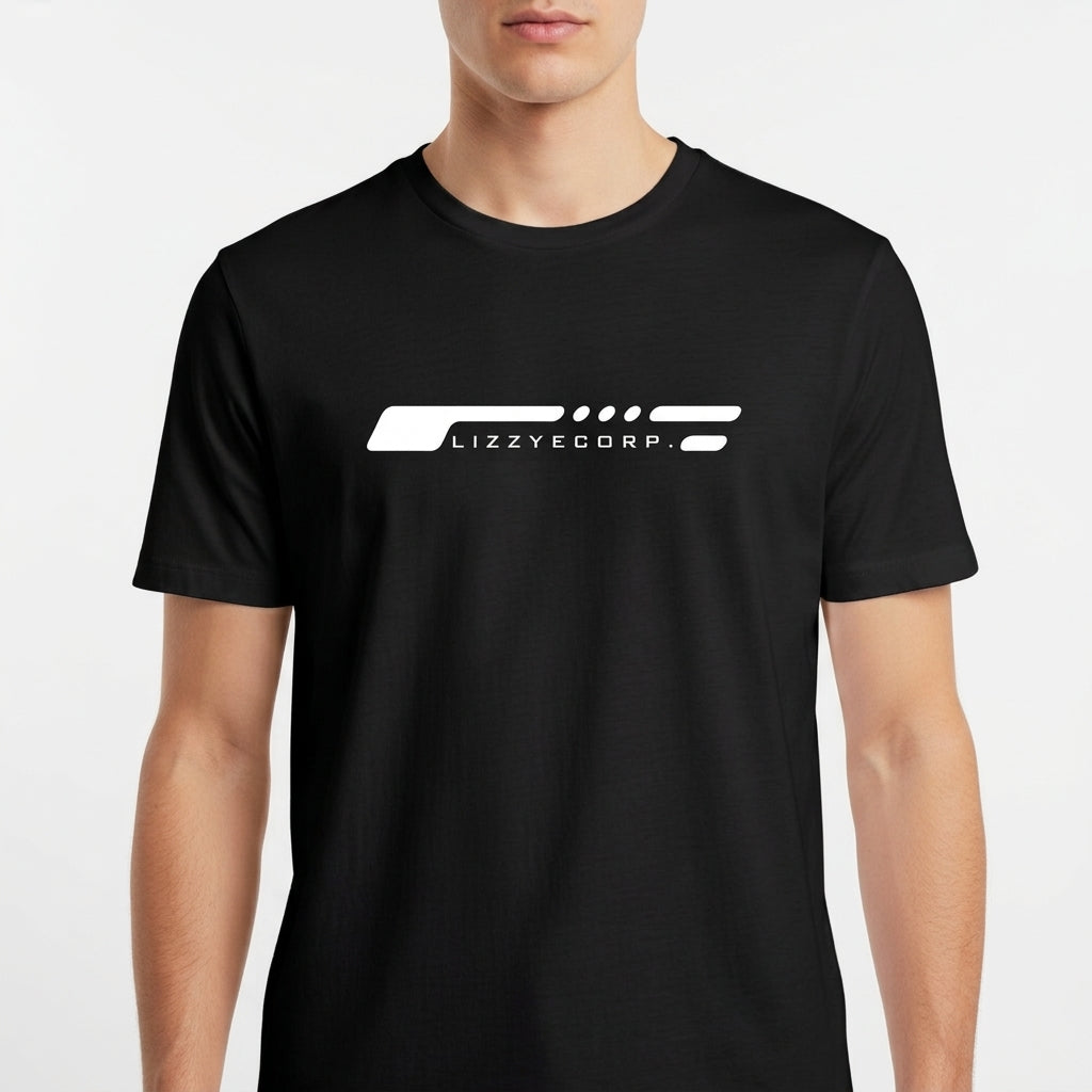Camiseta com estampa frontal de linhas horizontais estilizadas seguidas do texto "LIZZYECORP." em uma fonte moderna, criando um visual minimalista.