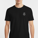 Camiseta com estampa frontal de texto estilizado "ANTI ABNT SOCIAL CLUB" e estampa traseira ampliada do mesmo texto acompanhada de pequeno "NO BRUXO STUDIOS".