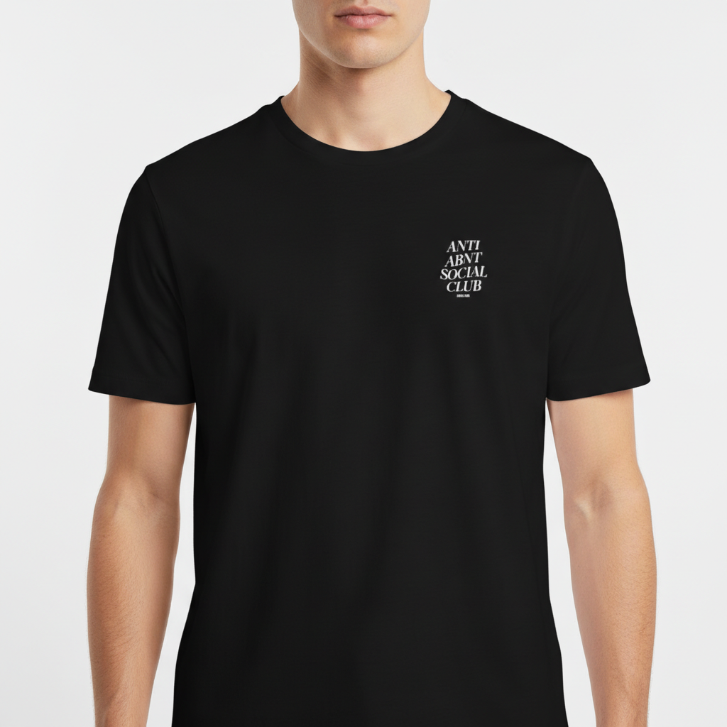 Camiseta com estampa frontal de texto estilizado "ANTI ABNT SOCIAL CLUB" e estampa traseira ampliada do mesmo texto acompanhada de pequeno "NO BRUXO STUDIOS".