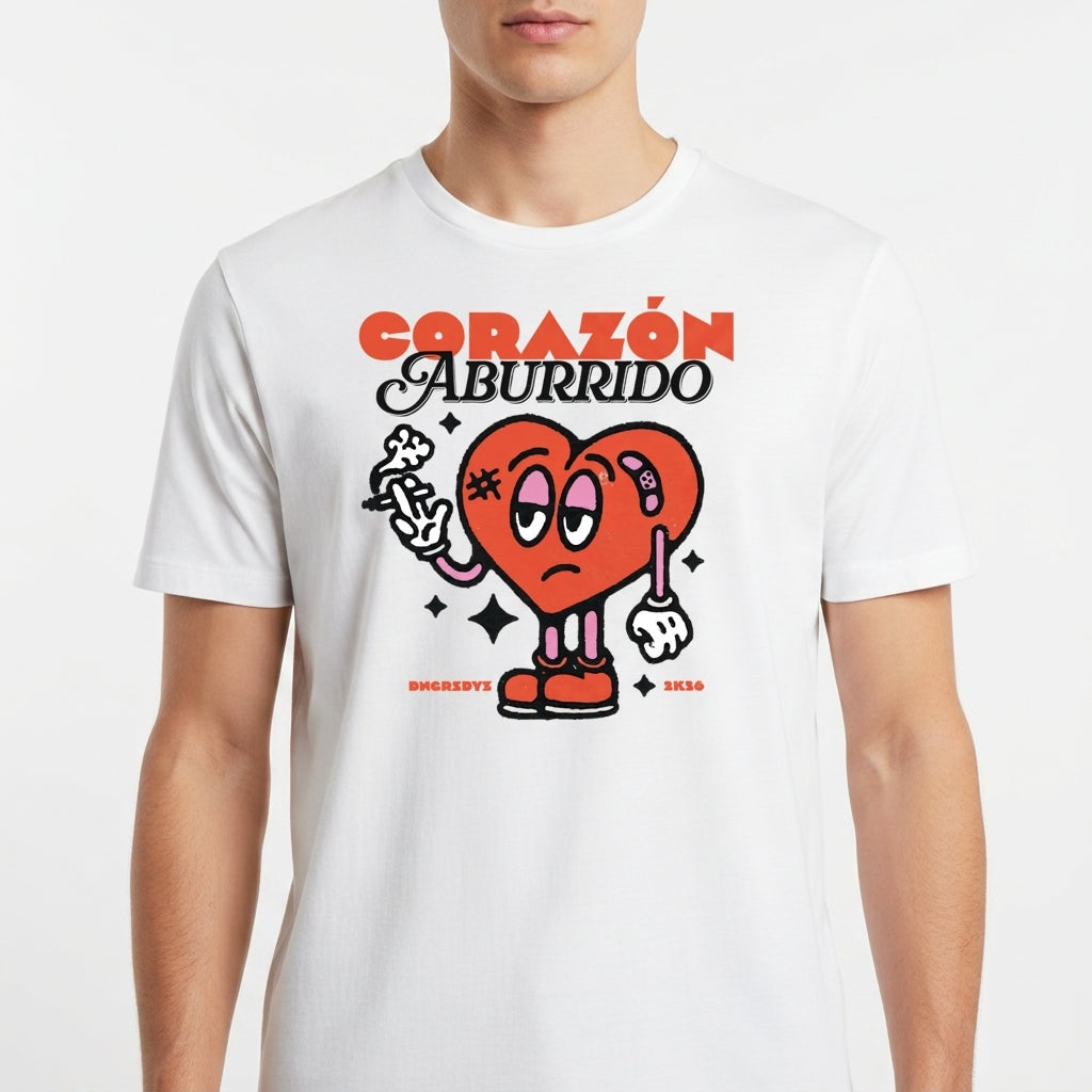 Camiseta com estampa frontal de coração animado segurando uma flor murcha, com adesivo e olhar entediado, rodeado por estrelas e texto "Corazón Aburrido".