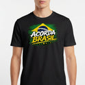 Camiseta com estampa frontal de bandeira estilizada, com o texto "ACORDA BRASIL" em destaque sobre um fundo pincelado e cinco estrelas alinhadas.