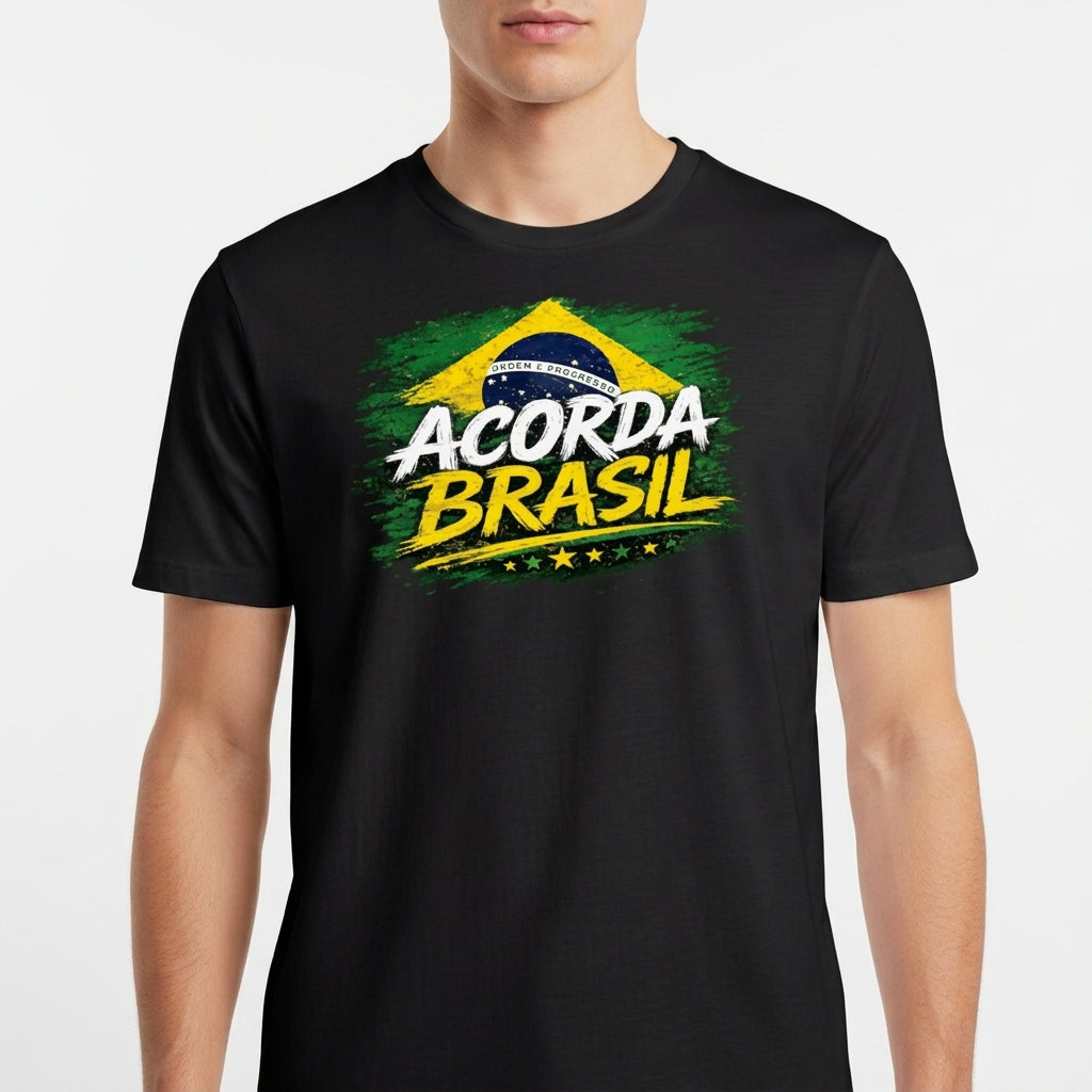 Camiseta com estampa frontal de bandeira estilizada, com o texto "ACORDA BRASIL" em destaque sobre um fundo pincelado e cinco estrelas alinhadas.