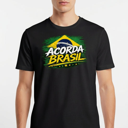 Camiseta com estampa frontal de bandeira estilizada, com o texto "ACORDA BRASIL" em destaque sobre um fundo pincelado e cinco estrelas alinhadas.