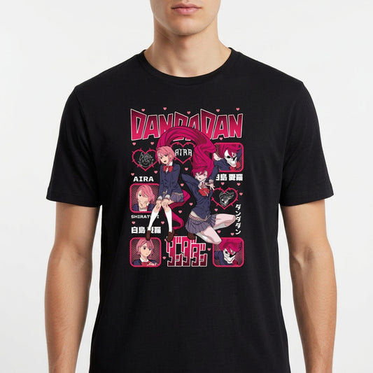Camiseta com estampa frontal de personagens de anime em poses dinâmicas, cercados por quadrados com retratos menores e textos estilizados japoneses.