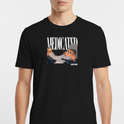 Camiseta com estampa frontal de fotografia de bebê com óculos escuros segurando uma mamadeira, acompanhada da palavra "MEDICATED" em letras grandes.