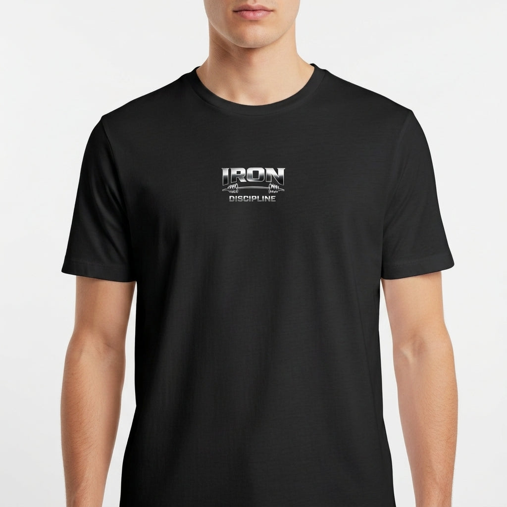 Camiseta com estampa frontal de "IRON Discipline" com halteres e estampa traseira de "FOCO TODOS OS DIAS" sobre "IRON DISCIPLINE" em letras destacadas.
