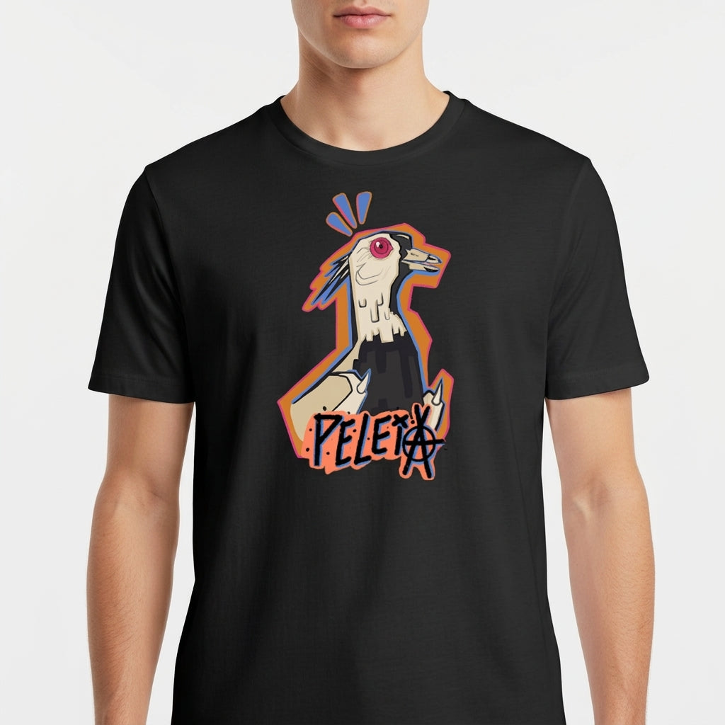 Camiseta com estampa frontal de uma ilustração estilizada de galo com olhos vermelhos e traços gráficos ousados, acompanhada da palavra "PELEJA".