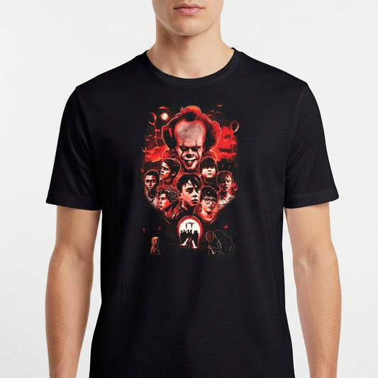 Camiseta com estampa frontal de rosto sinistro acima de diversos personagens em clima dramático, com detalhes de sombras e elementos abstratos.