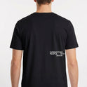 Camiseta com estampa frontal de letras estilizadas formando "LAB" no peito e estampa traseira de frase "CONNECTING PEOPLE WITH JESUS!" no canto inferior.