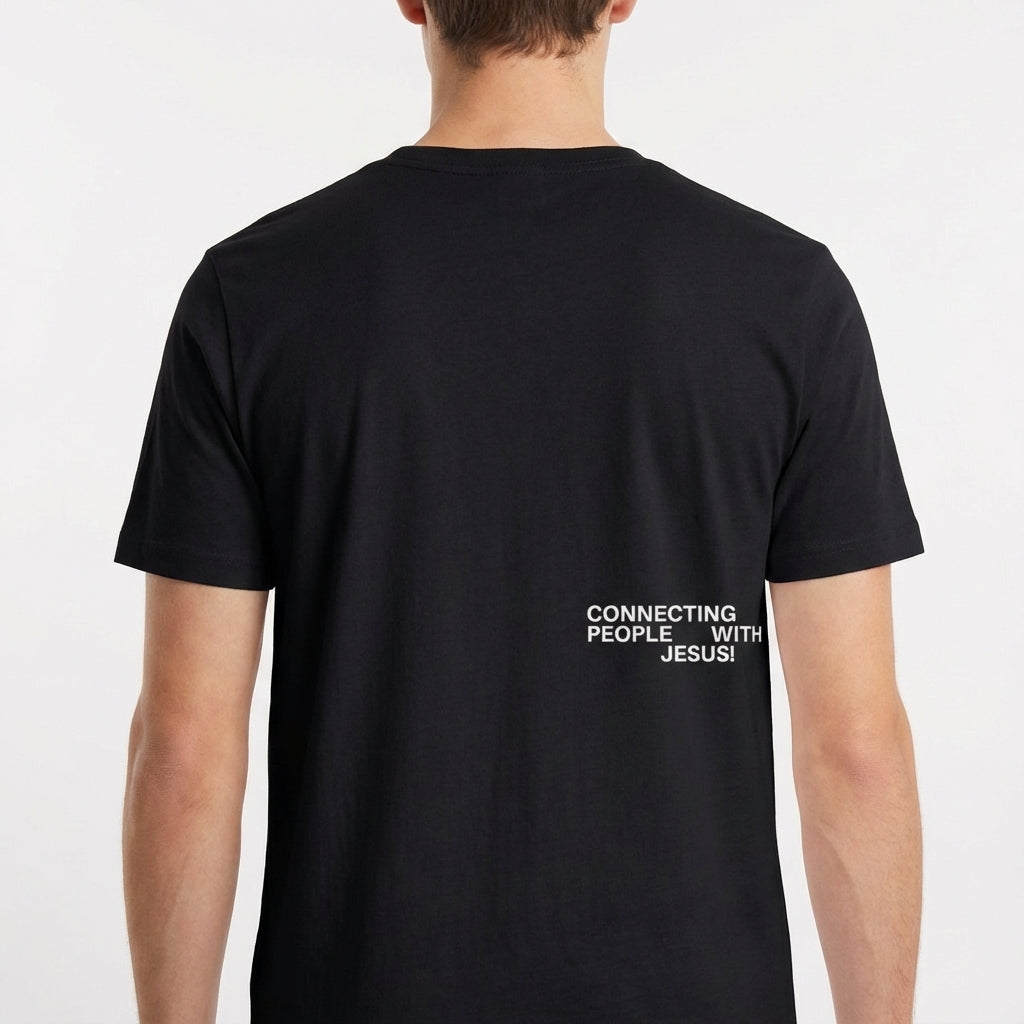 Camiseta com estampa frontal de letras estilizadas formando "LAB" no peito e estampa traseira de frase "CONNECTING PEOPLE WITH JESUS!" no canto inferior.