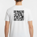 Camiseta com estampa frontal de cão estilizado em círculo lilás, com os dizeres "Heaven's Meme Ambassador" em rosa e estampa traseira de QR Code.