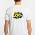 Camiseta com estampa frontal de "Rawbeat 88" em estilo gráfico dinâmico e estampa traseira de "Brasil 88" com design arrojado e número destacado.