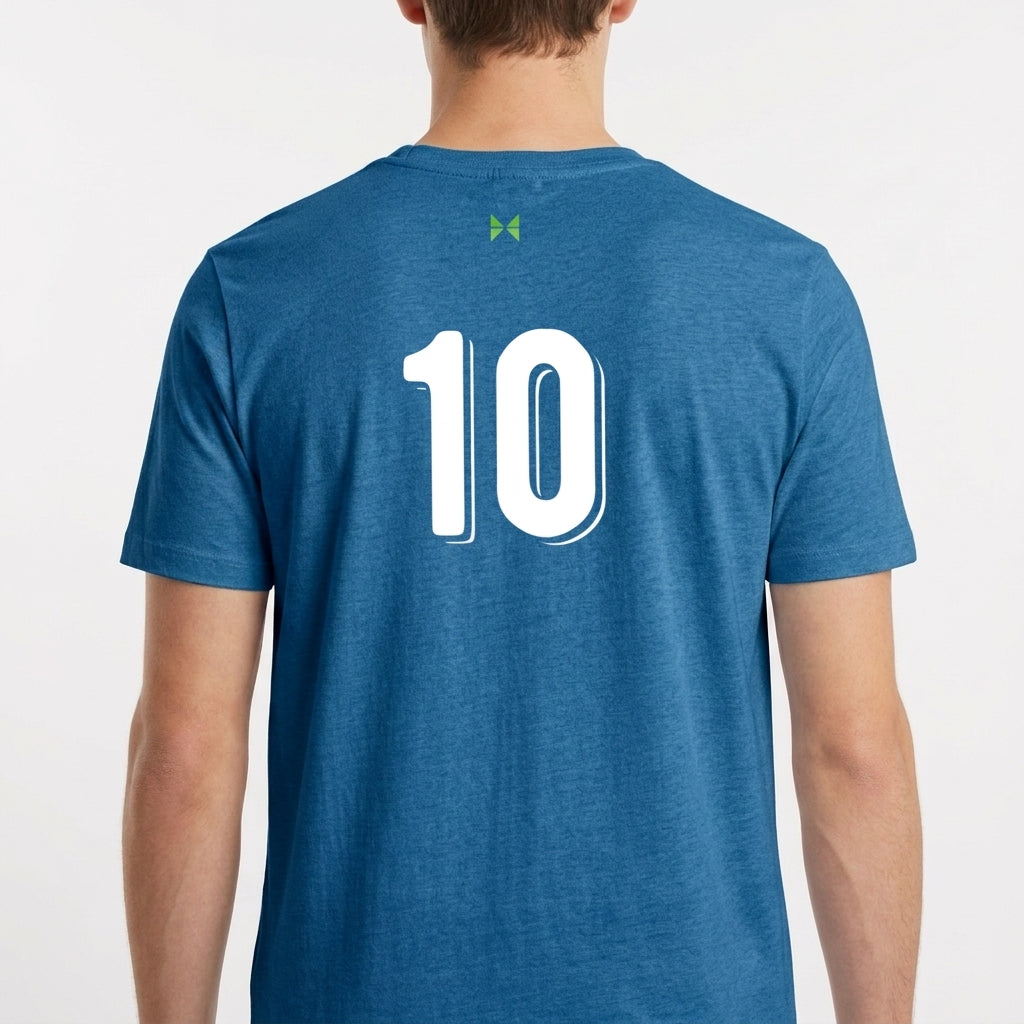 Camiseta com estampa frontal de escudo com taça de futebol e palavra "Brasil" e estampa traseira de número "10" em destaque abaixo de símbolo geométrico.