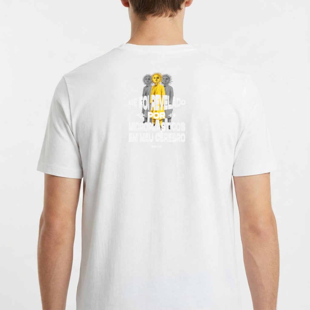 Camiseta com estampa frontal de sol estilizado com rosto sorridente e texto pequeno, e estampa traseira de sol similar com texto maior em camadas verticais.
