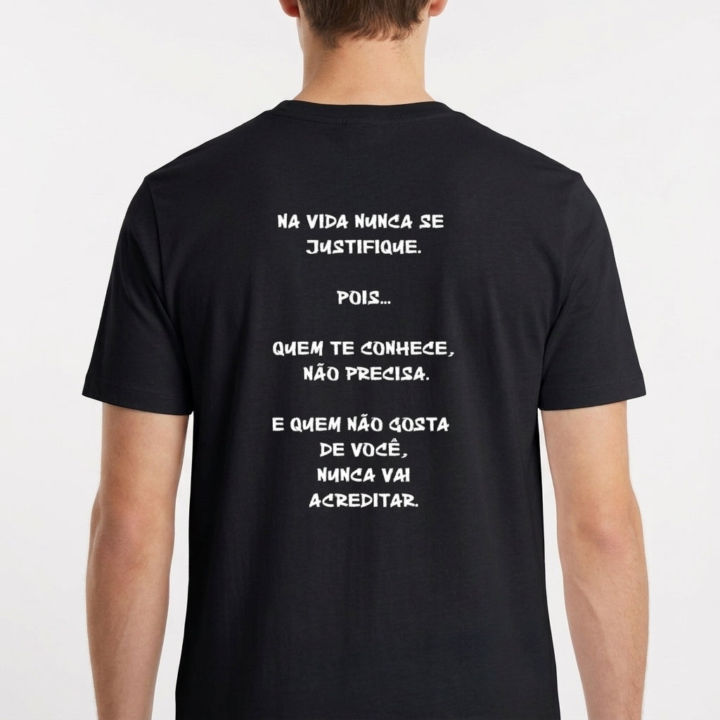 Camiseta com estampa frontal de assinatura estilizada e estampa traseira de frase motivacional em letras maiúsculas, dispostas em quatro linhas.