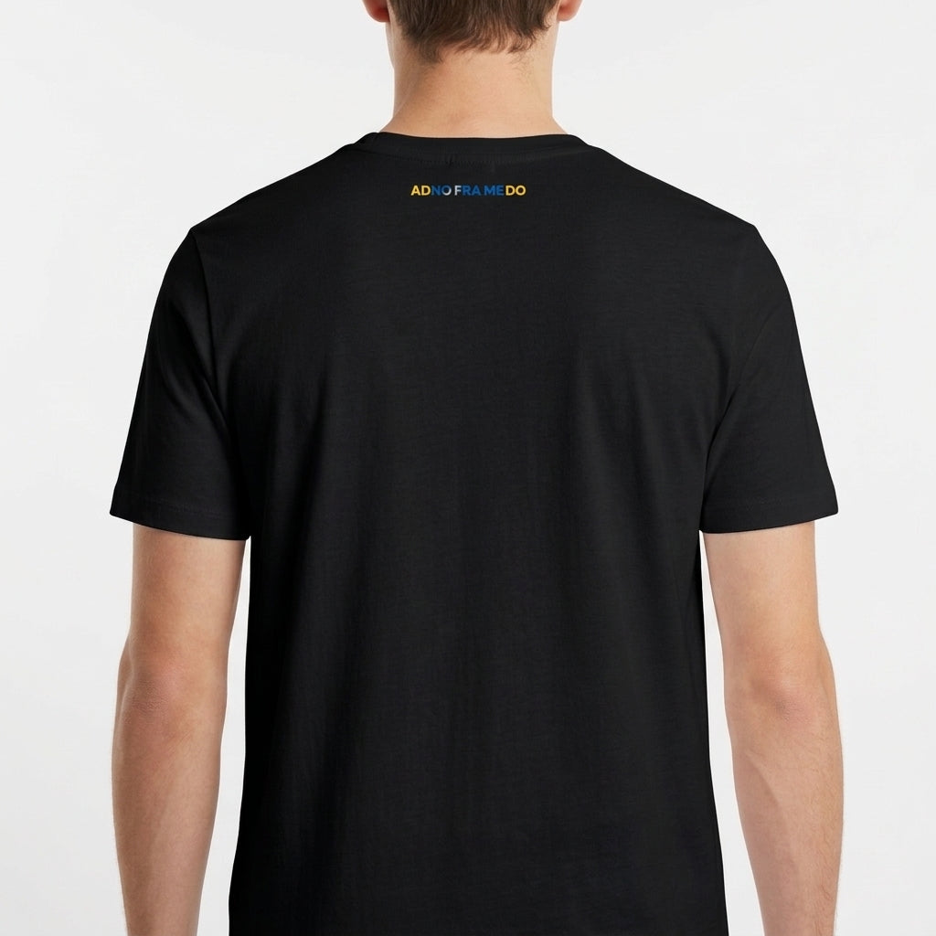 Camiseta com estampa frontal de mensagem em texto estilizado "DEUS ACIMA DE TUDO BRASIL ACIMA DE TODOS" e estampa traseira pequena com "ACIMA DE TUDO".