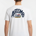 Camiseta com estampa frontal de mãos formando coração com peças de quebra-cabeça coloridas e estampa traseira com frase sobre autismo em diferentes cores.