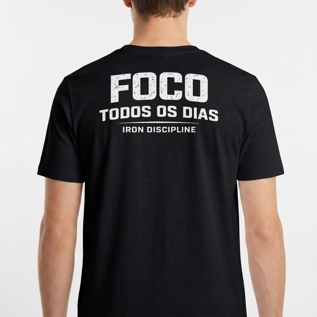 Camiseta com estampa frontal de "IRON Discipline" com halteres e estampa traseira de "FOCO TODOS OS DIAS" sobre "IRON DISCIPLINE" em letras destacadas.