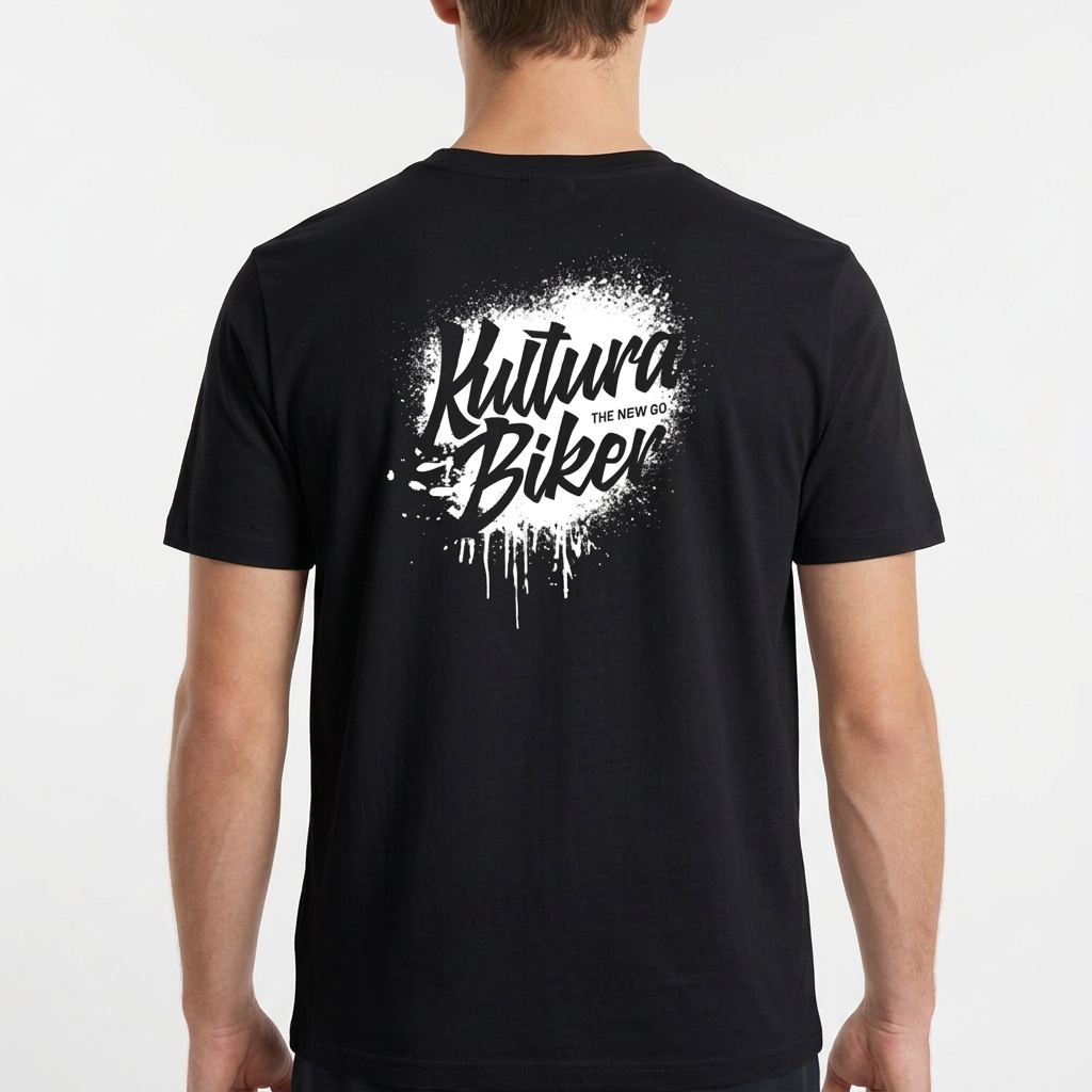 Camiseta com estampa frontal de texto estilizado pequeno no peito e estampa traseira de grande texto artístico com efeito de respingos e escorridos.