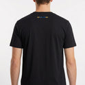 Camiseta com estampa frontal de "BRASIL" em letras preenchidas por elementos gráficos variados e estampa traseira discreta com a frase "AGTBB FBRKM 100".