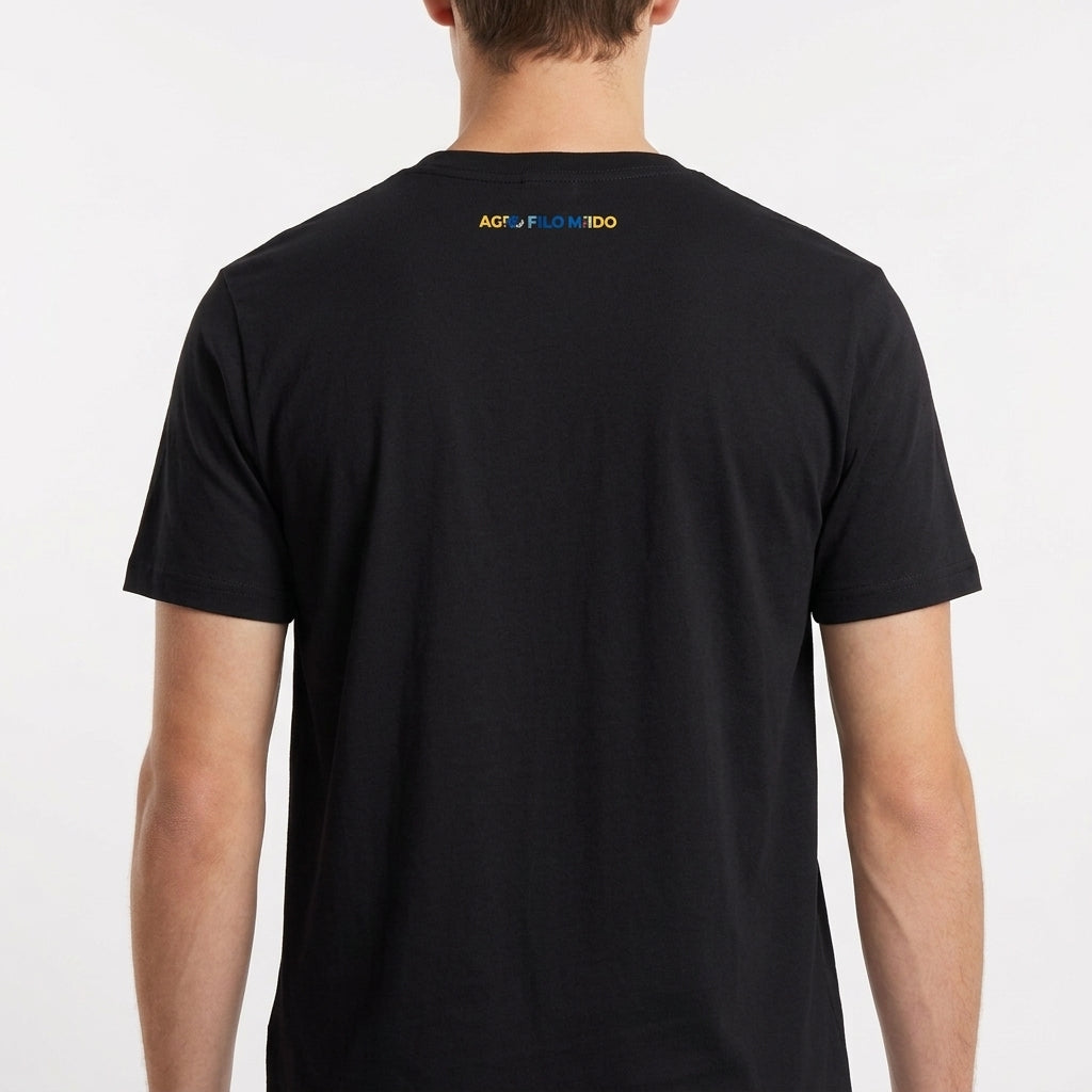 Camiseta com estampa frontal de "BRASIL" em letras preenchidas por elementos gráficos variados e estampa traseira discreta com a frase "AGTBB FBRKM 100".