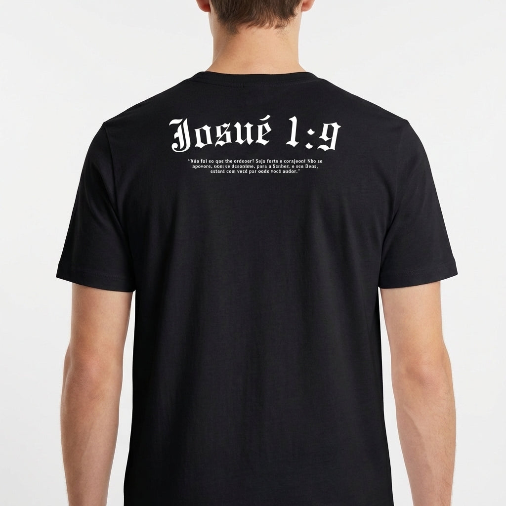 Camiseta com estampa frontal de texto "multiforme ink." discreto e estampa traseira com "Josué 1:9" em destaque e citação detalhada abaixo.