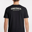 Camiseta com estampa frontal de "Iron Discipline" e design de montanhas, e estampa traseira de "CONSTÂNCIA Iron Discipline" em letras destacadas.