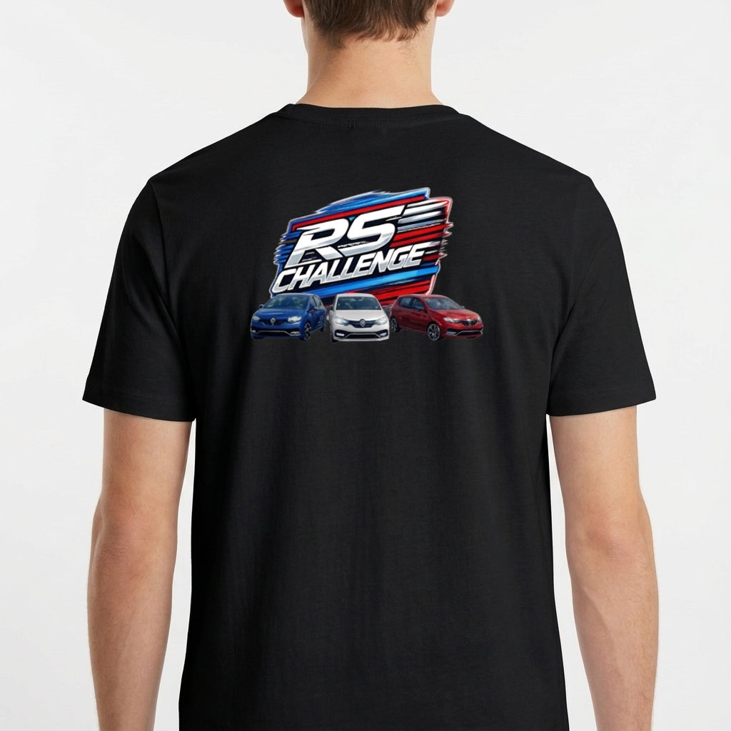 Camiseta com estampa frontal de "RS Challenge" estilizado e estampa traseira de "RS Challenge" maior com três carros em perspectiva detalhada.