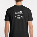 Camiseta com estampa frontal de cena litorânea com pessoas e jipe sobre balsa em rio, e estampa traseira de texto "Barra do Rio" com sol e palmeiras.