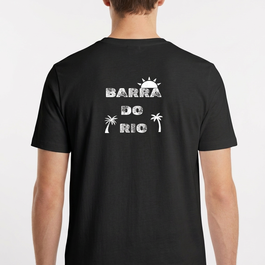 Camiseta com estampa frontal de cena litorânea com pessoas e jipe sobre balsa em rio, e estampa traseira de texto "Barra do Rio" com sol e palmeiras.