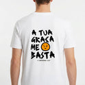 Camiseta com estampa frontal de "2 Coríntios 12:9" e estampa traseira de "A Tua Graça Me Basta" acompanhada por um simpático emoji centralizado.